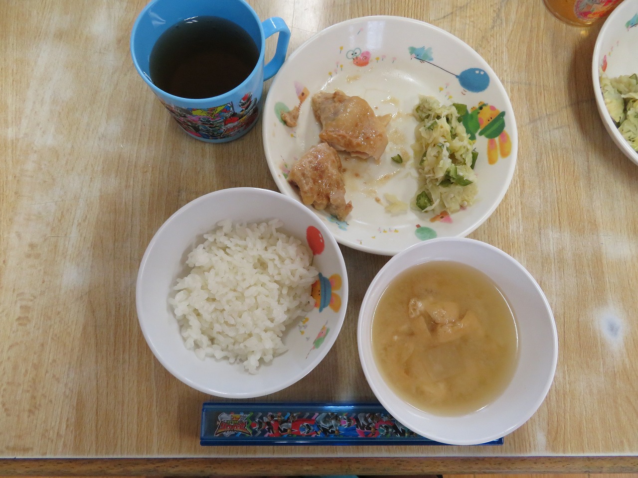 ７月１１日 木 ささみのトロトロ煮 キャベツと大根のお浸し 豆腐のすまし汁 鶏肉の梅マヨ焼き キャベツとオクラのポン酢和え 大根と油揚げの味噌汁 伊勢田こども園